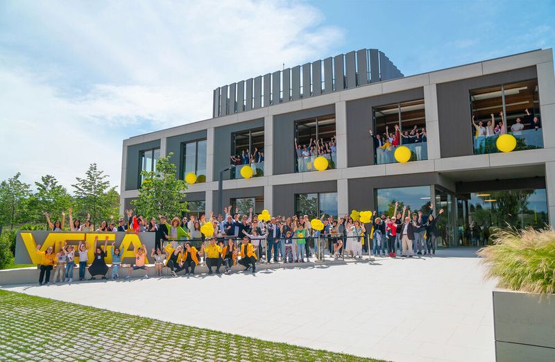 Das neue Firmengebäude in Spanien wird feierlich eröffnet. (Bild: Vega)