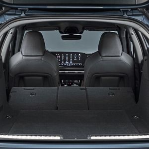 Der Kofferraum des A5 Avant schluckt ein paar Liter mehr als der des Vorgängers, die Ladekante liegt relativ tief.(Bild:  Audi AG)