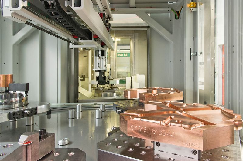 Blick in den 6-fach-Palettenspeicher der Versa mit 400er-Paletten. Er sorgt dafür, das die Maschine mannlos über Nacht und das Wochenende fertigen kann. (Bild: Thomas Entzeroth)