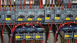 Hier spielt der neue Systembaukasten Sirius Innovationen seine Platzvorteile durch Zusammenstecken von Schütz und Motorschutzschalter aus  Bilder: Siemens (Archiv: Vogel Business Media)