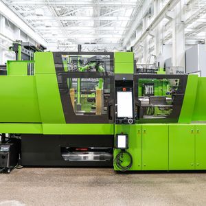 Das ist das Herzstück für die Herstellung von Leichtbau-Drohenrotoren aus thermoplastischem CFK: Die Spritzgießmaschine Victory 120 von Engel. (Bild: Engel)