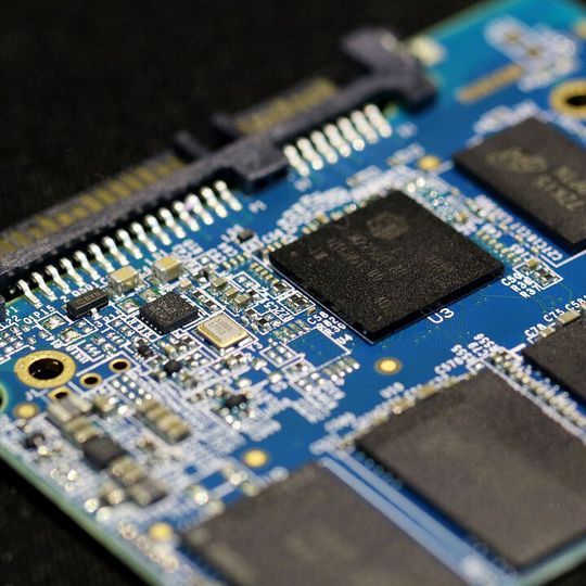 Im NAS muss die Firmware von SSDs regelmäßig aktualisiert werden. In Synology-Geräten funktioniert das über DSM (DiskStation Manager).(Bild:  frei lizenziert /  Pixabay)