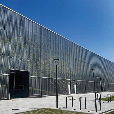 Für das neue Zentraldepot für die Museen und Archive der Stadt Regensburg und der Diözese Regensburg habe Schäfer Lochbleche die Nietpunktlochungen in den Fassadenlochblechen nach Vorgabe umgesetzt.  (Bild: Schäfer)