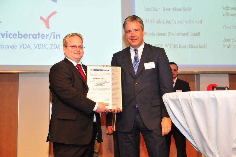Rüdiger Meißner von Brüggemann Nutzfahrzeuge in Hilden erhielt die Urkunde für Daimler. (Archiv: Vogel Business Media)