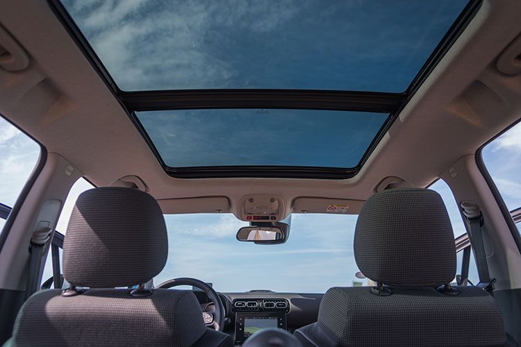 Zudem liefert Citroën den C3 Aircross auf Wunsch mit einem großen Glas-Panoramadach aus. (Citroën)