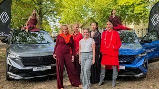 Katharina Heinz (Mi.), Geschäftsführerin von Car Avenue AGS und vom Autocenter Heinz, hat die Jubiläums-Modenschau der bekannten deutschen Designerin Anja Gockel (li.) in Mainz unterstützt. Auch die neuen Renault-Modelle waren Teil der Show. (Bild: Mauritz – VCG)