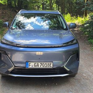 Der PHEV Geely Starray soll vor allem die Kunden ansprechen, die Wert auf eine möglichst hohe Gesamtreichweite legen. Bei vorausschauender und defensiver Fahrweise sind rund 1.000 Kilometer realistisch. Rein elektrisch kann das Kompakt-SUV rund 100 Kilometer zurücklegen. (Bild:  Mauritz – VCG)