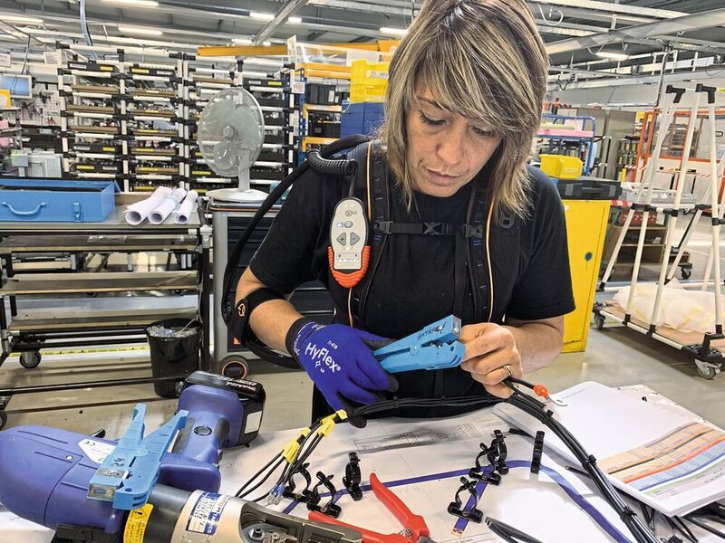 Kraft und Ausdauer: Die Robotik-Hand unterstützt bei wiederkehrenden Arbeiten mit kräftezehrenden Handwerkzeugen, zum Beispiel beim Schneiden von Kabeln und Crimpen von Steckverbindern.  (Eichenberger AG)
