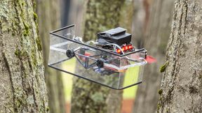 Ein Forschungsteam des WPI zeigt, dass Ultraschallsensoren und KI es winzigen Drohnen ermöglichen, unter schwierigen Bedingungen und mit begrenzter Nutzlast zu navigieren. (Bild: WPI)