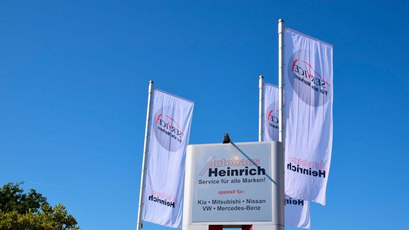 Seine Markenspezialisierung macht das Autohaus Heinrich an allen Kundenkontaktpunkten sichtbar. Trotzdem muss man nur ganz selten jemanden wegschicken.(Bild:  Rosenow – VCG)