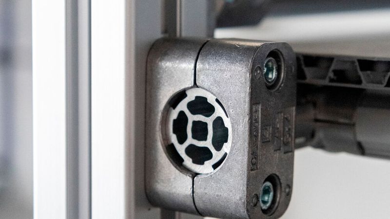 An einem BeeWaTec Aluminiumprofil mit Nut wurde ein Aluminiumprofilrohr mithilfe eines Verbinders montiert. Beide Systeme sind durch spezielle Verbinder kombinierbar. (Bild: BeeWaTec AG)