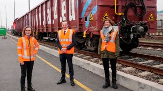 Ein digitaler Güterzug läutet die Zukunft des Güterverkehrs ein. Die Premiere begleiteten (v.l.): Dr. Sigrid Nikutta, DB-Vorstand für Güterverkehr, Dr. Volker Wissing, Bundesminister für Digitales und Verkehr, und Dr. Daniela Gerd tom Markotten, DB-Vorständin für Digitalisierung und Technik. (Bild: DB / O. Lang)