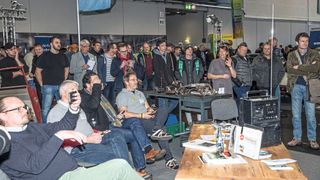 Der Stand des Bundesverbands Oldtimer-Youngtimer e. V., kurz Deuvet, bei der Bremen Classic Motorshow: Rege Beteiligung herrschte allen voran bei den drei Diskussionsrunden am Samstag und Sonntag. (Bild: Deuvet)