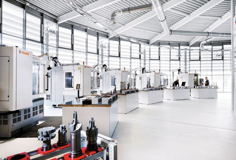 Hier entstehen PKD-Präzisionswerkzeuge: In der 2008 eingeweihten Neher-Produktionshalle stehen nur modernste Werkzeugmaschinen in heller, sauberer Umgebung.  (Bild: ZF Friedrichshafen / Neher)