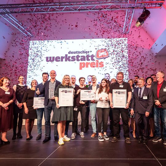 Die Erst- und Zweitplatzierten aus dem vergangenen Jahr gemeinsam auf dem Podium: Schmauder & Rauh aus Kirchheim unter Teck und HAS Antriebstechnik aus Winterberg.(Bild:  Bausewein)