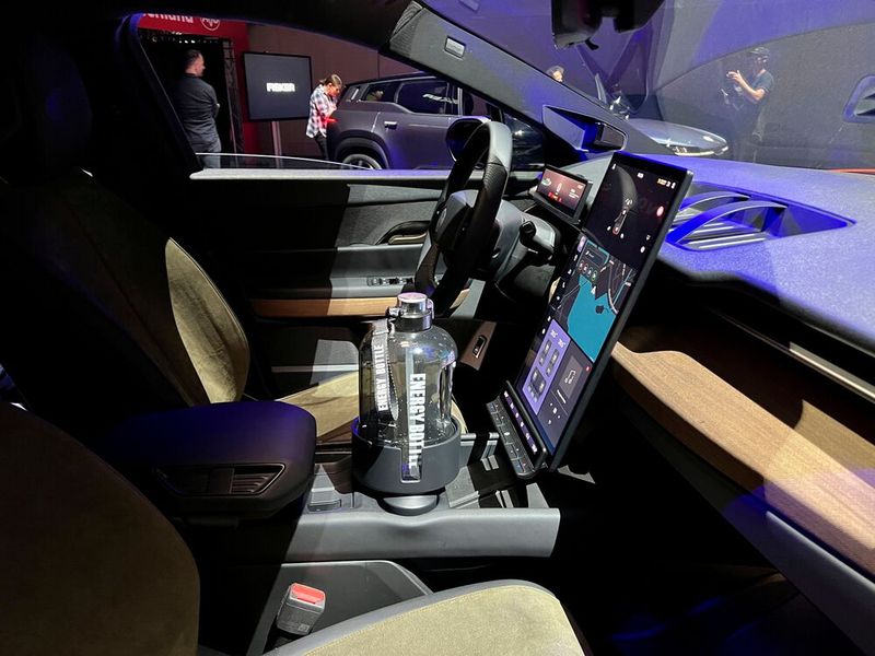 Zu den Besonderheiten zählen beim Alaska der weltgrößte Getränkehalter, der locker eine drei Liter-Flasche fasst sowie eine Netzablage im Dachhimmel für den Cowboy-Hut. (Bild: Dirk Kunde)