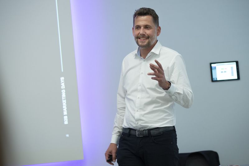 Markus Koske von PEMTec und Zhu Jiaqi von Vogel Communications Group gaben Einblicke darin, wie eine Marke im chinesischen Markt über WeChat platziert werden kann.  (marconomy © Johannes Untch)