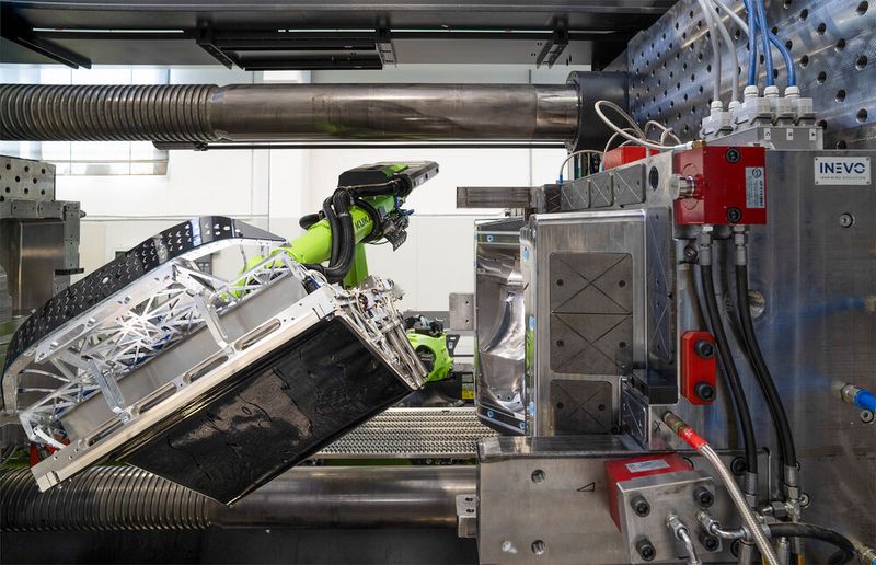 On the Engel duo 4000 combi M, an Engel easix articulated robot handles the entire part handling. This fully integrated automation allows processors to operate the combined process chain of film back-moulding and PUR flooding as reproducible series production of components with Class A surfaces in short cycle times.  (Source: Alessandro Cereda/ Engel)