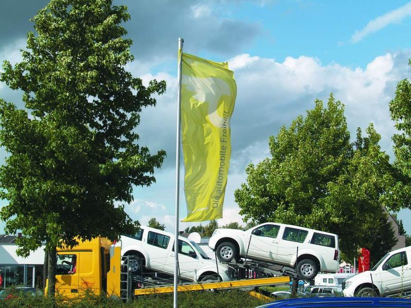 Der Autotransporter liefert bestellte Fahrzeuge – über allem weht die Cars-Vivendi-Flagge. (Archiv: Vogel Business Media)