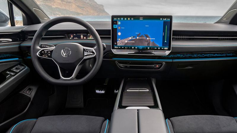 Im Innenraum konzentriert sich alles auf den großen Zentralbildschirm (Diagonale 38 Zentimeter), während hinter dem Lenkrad nur noch ein Mini-Display geblieben ist. (Bild: VW)