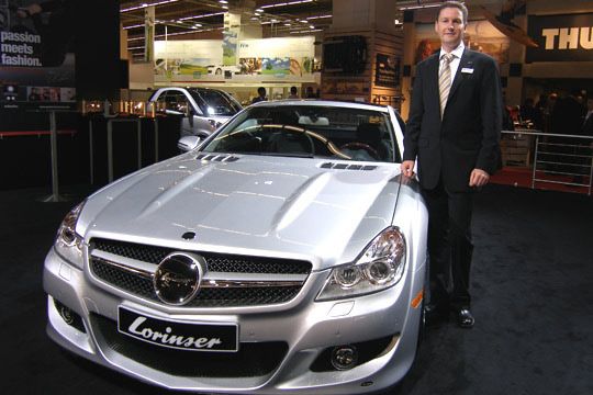 Vertriebsmann Bernd Sponer vor einem echten Blickfang in der Halle 4: der Lorinser SL-Klasse. (Archiv: Vogel Business Media)