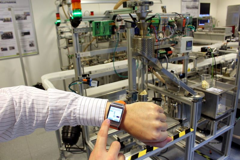 Die Smartwatch als Steuerung einer hochkomplexen Industrieanlage. (Heymann/CIIT)