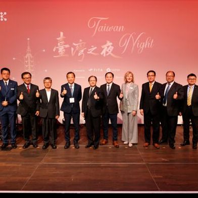 Bei der beliebten „Taiwan Night“ am 8. Oktober. Von links: Florian Mikulasch (VDMA), Ryan Hsiao (TAMI), Mei-Shun Lo (Taipei Representative Deutschland), Bush Hsieh (TAMI), Dr. Klement Ruey-sheng (Taipei Representative Deutschland), Simon Wang (TAITRA), David Chuang (TAMI), Petra Cullmann (Messe Düsseldorf), Michael Wang (TAMI), Eric Wei (TAMI), Chuang-Teng Liao (China Airlines).  (Bild: TAITRA)