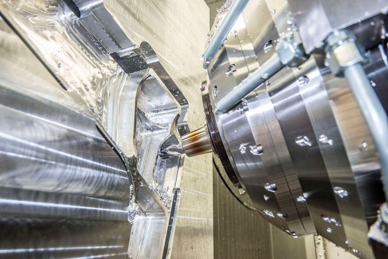 Die Leistung der Ecospeed wird durch den parallelkinematischen Bearbeitungskopf Sprint Z3 optimal ergänzt. (Starrag)