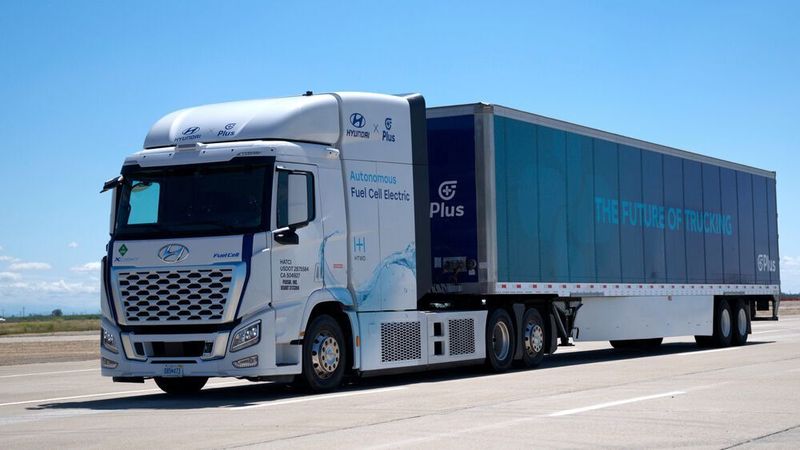 Hyundai Motor und Plus, Anbieter für AD-Software haben auf der Advanced Clean Transportation Expo einen Klasse-8-Brennstoffzellen-E-Lkw vorgestellt, der das SAE-Autonomielevel 4 erfüllt. Das Nutzfahrzeug ist mit der SuperDrive Level 4 AD-Technologie von Plus ausgestattet. (Bild: Hyundai)