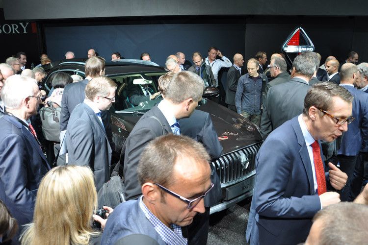 Viele wollten das Auto sofort näher in Augenschein nehmen. (Foto: Wehner)