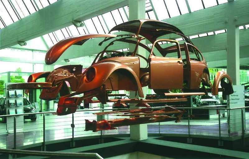 Der goldene Käfer, das Symbol für den Aufstieg von Volkswagen und Gottfried Schultz, im Ausstellungsraum des Volkswagen-Zentrums Nordrhein in Düsseldorf.  (Foto: Gottfried Schultz)