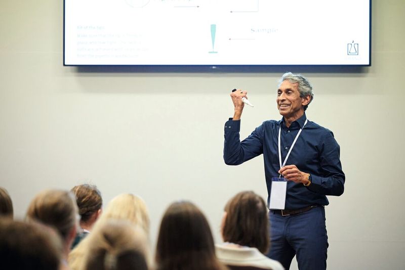 Special highlight: Carlos Naipal's lively presentation. Not only was the topic about how to correctly use a pipette tip-top...    For more information about upcoming LAB-SUPPLY trade fairs, visit www.lab-supply.info (Bild: Eye Am Chris)
