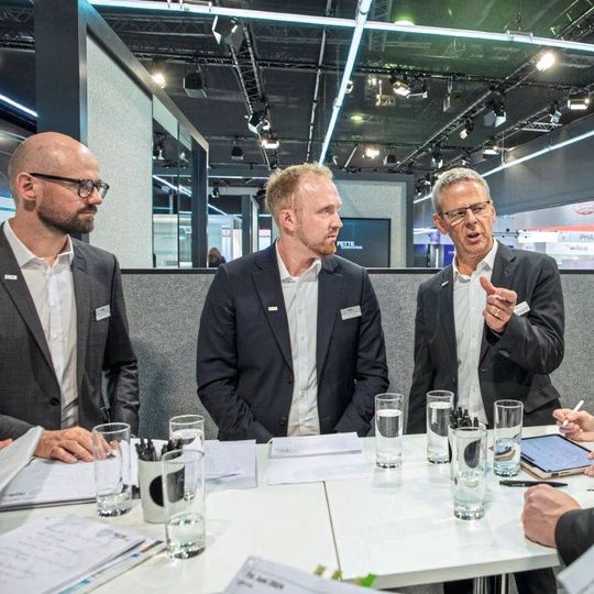 Schnappschuss auf der Pressekonferenz am 10.06. von rechts: CEO Jochen Dittrich, Dr. Marten Klukkert,  VP Customer Development Center und Dr. Martin Schöler, VP Technology(Bild:  Fette Compacting)
