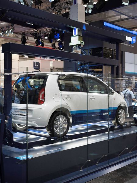 Kraftpaket: Der Schunk-Universalgreifer PGN-plus Permanent hebt einen kompletten Volkswagen „up!“ in die Höhe. (Bild: Schunk)