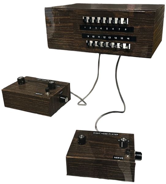 Mai 1972: Die erste Videospielkonsole. Die Odyssey des amerikanischen Unternehmens Magnavox war 1972 die erste Spielkonsole. Entwickler war der deutschstämmige Ralph H. Baer, der bereits 1968 einen ersten Protypen vorgestellt hatte. In Deutschland wurde die Konsole von ITT Schaub-Lorentz unter dem Namen Odyssee vertrieben. Die Odyssey hatte weder CPU noch RAM, sondern basierte auf Dioden-Transistor-Logik. Angeschlossen wurde die Konsole an die Antennenbuchse eines Fernsehers. 40 Transistoren genügten, um einfarbige weiße Punkte und Blöcke auf schwarzem Hintergrund darzustellen. Spiele wurden mit Hilfe einer Steckkarte ausgewählt, die selbst kein Programm enthielt, sondern über Kontaktverbindungen die Konsolenelektronik jeweils neu zusammenschalteten. Zur Steuerung dienten zwei Controller mit je drei Drehknöpfen und einem Reset-Taster. Zwei Potenziometer bestimmten die horizontale und vertikale Position der Spielfigur, der dritte Regler beeinflusste den Effet eines Balls. Mit dem Reset-Taster wurde das Spiel neu gestartet. (SG) (Bild: gemeinfrei)