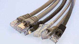 RJ45-Kabel: Netzwerkkabel sind im Gebäude, im Büro und im privaten Umfeld unverzichtbar. (W+P)