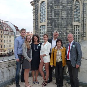 Auch freundschaftlich miteinander verbunden: Michael Schwarz (Dritter von rechts) und seine Familie und Robert Braun (ganz rechts) mit seiner Ehefrau Sabine Braun (Zweite von links).