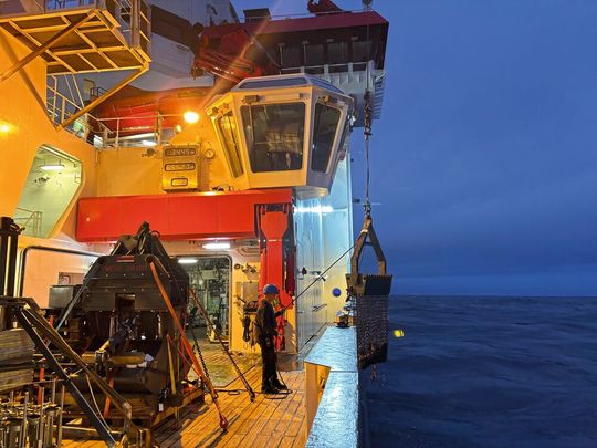 Die Kettensackdredge wird wieder an Bord gehievt: Probennahme während der Expedition mit dem Forschungsschiff „Sonne“ in den Südpazifik.(Bild:  Christian Timm)