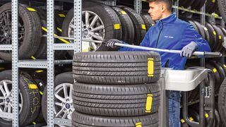 Das Autohaus Weller hat sich viele Möglichkeiten der Reifeneinlagerung angesehen und sich dann für das Regalsystem von Scholz entschieden, bei dem die Reifen stehend und hintereinander eingelagert werden. (Bild: Scholz)
