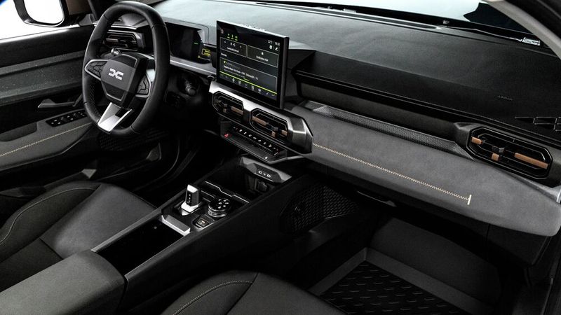 In der Mittelkonsole sitzt serienmäßig ein 10,1-Zoll-Touchdisplay, optional mit Navigationssystem, Echtzeit-Verkehrsinformationen und acht Jahren Updates. (Bild: Dacia)