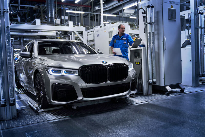 Mit dem neuen 7er soll erstmals in einem BMW-Fahrzeug ein Plug-in-Hybrid mit Sechszylindermotor verfügbar sein.  (BMW)