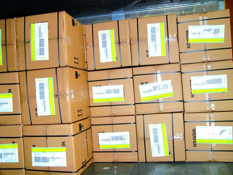 Diese fertig belabelten Kartons werden in Post-Rollbehälter gestapelt, die dann auf einen Lastwagen verladen werden. Bilder: Sigloch (Archiv: Vogel Business Media)