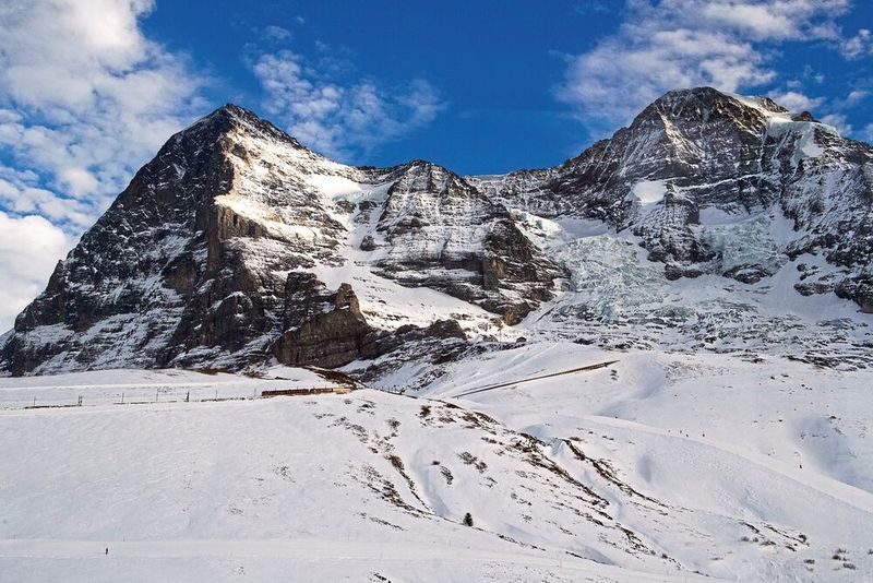 Blick auf die Jungfraubahn und die Bergkulisse mit Eiger und Mönch im Hintergrund. (Bild: Thomas Entzeroth)