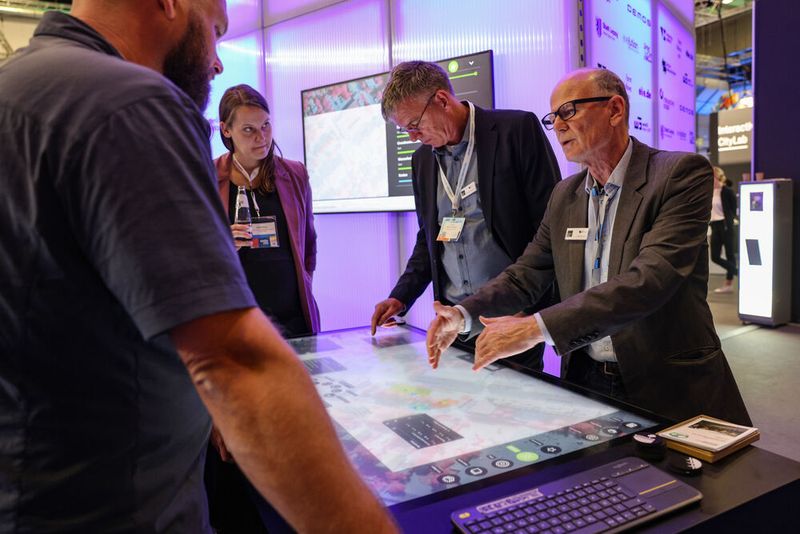 Heiner Kretzer vom CityLab demonstrierte die Stadtplanung von morgen am Flatscreen. (© Messe Berlin GmbH)