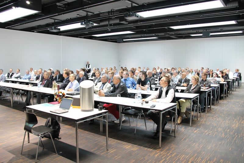 Gefüllte Ränge, gute Mischung zwischen Gästen, Vertretern der Hochschule und Mitgliedern der vf. (Bild: Virtuelle Fabrik)