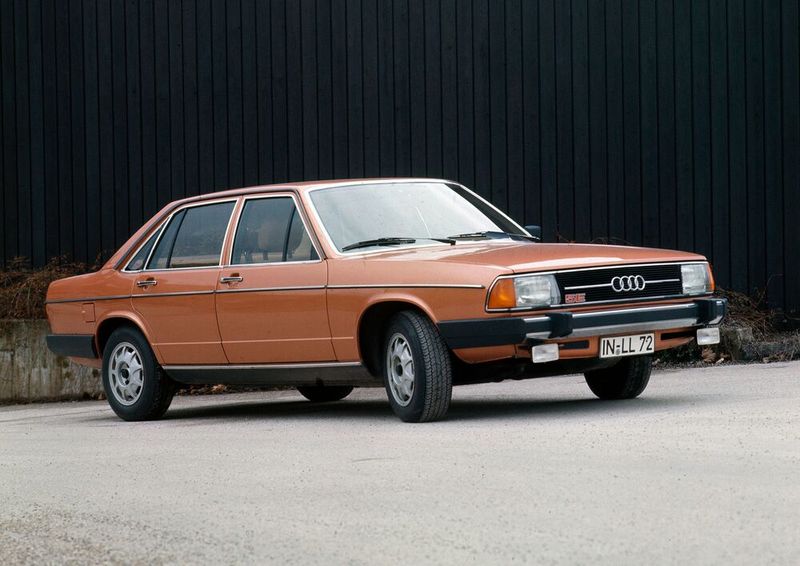 Soundstarkes Kraftpaket – 1976 debütierte der erste Großserien-Fünfzylinder-Benziner im Audi 100 GLS 5E (C2). (Bild: Audi)