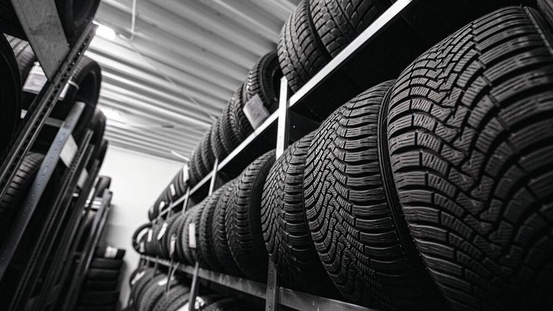 Wer Räder professionell einlagern möchte, braucht ein entsprechendes Lagerregal. (Bild:  © WATCH_MEDIA_HOUSE - stock.adobe.com)