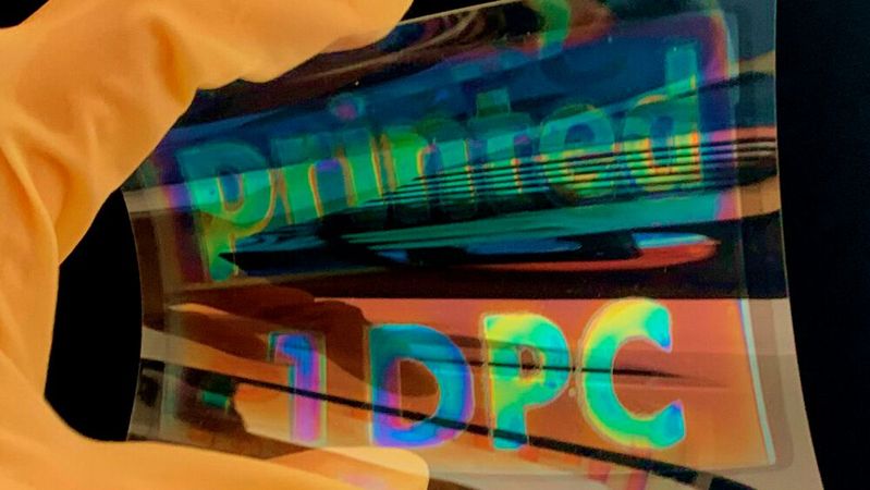 Farbige, gedruckte Spiegelschicht auf einer Folie. Der Tintenstrahldruck erlaubt die Strukturierung, sodass auch großflächige Logos gedruckt werden können.