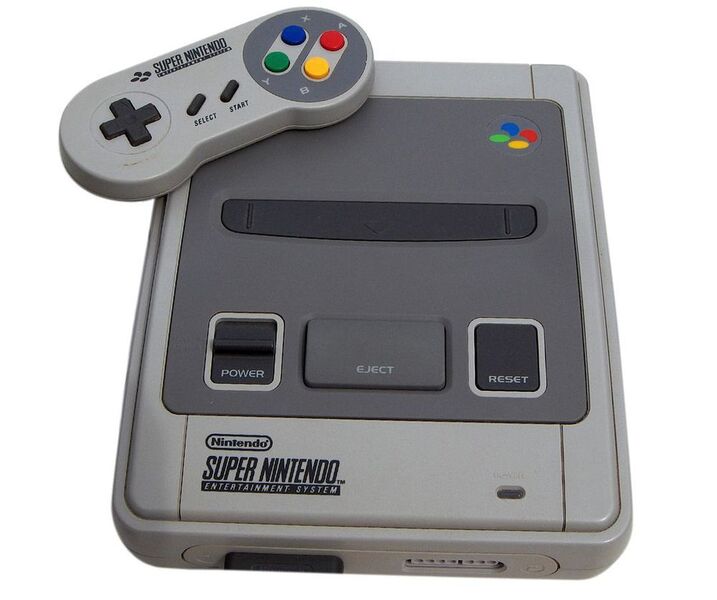 Einer der ersten weltweiten Erfolge aus dem Hause Nintendo: Der Super Nintendo. (Commons Wikipedia)