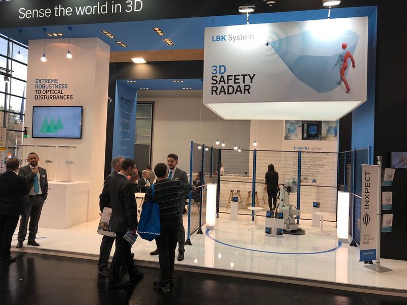 Inxpect
Inxpect nutzte den diesjährigen Messeauftritt auf der SPS, um ihren 3D Safety Rardar vorzustellen. Das LBK-System, ein volumetrisches Sicherheitssystem, das auf Radar setzt, beinhaltet die Steuerungseinheit LBK-C22 und bis zu sechs LBK-S01-Sensoren, die den zu überwachenden Bereich auf bis zu vier Meter abdecken können sollen. So lässt sich ein Zugangsschutz wie auch eine Wiederanlaufsperre umsetzen. Die zugehörige Software will durch ein übersichtliches und einfaches Bedienkonzept überzeugen und ermöglicht hierüber sowohl die Festlegung des zu überwachenden Bereichs als auch die Konfiguration der Systemlogik.
Mehr Informationen unter inxpect.com  (Vogel Communications Group)